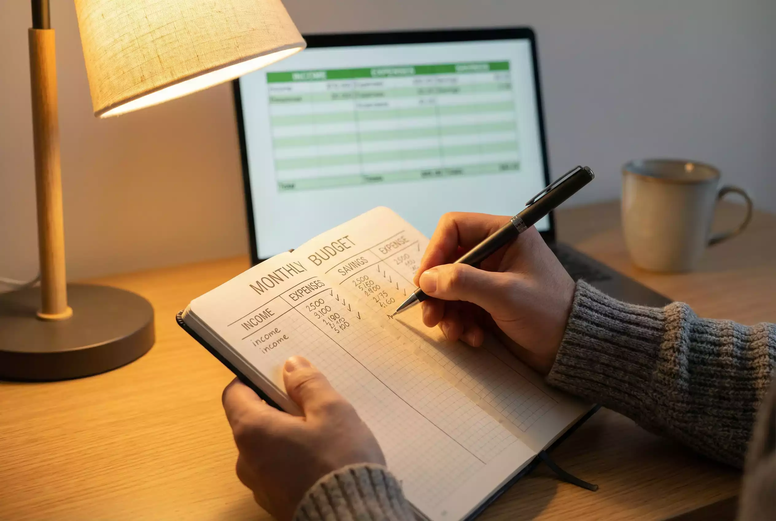 Person plant Budget mit Notizen und organisiert Finanzen