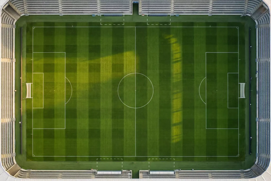 Fussballfeld aus der Vogelperspektive mit taktischen Linien