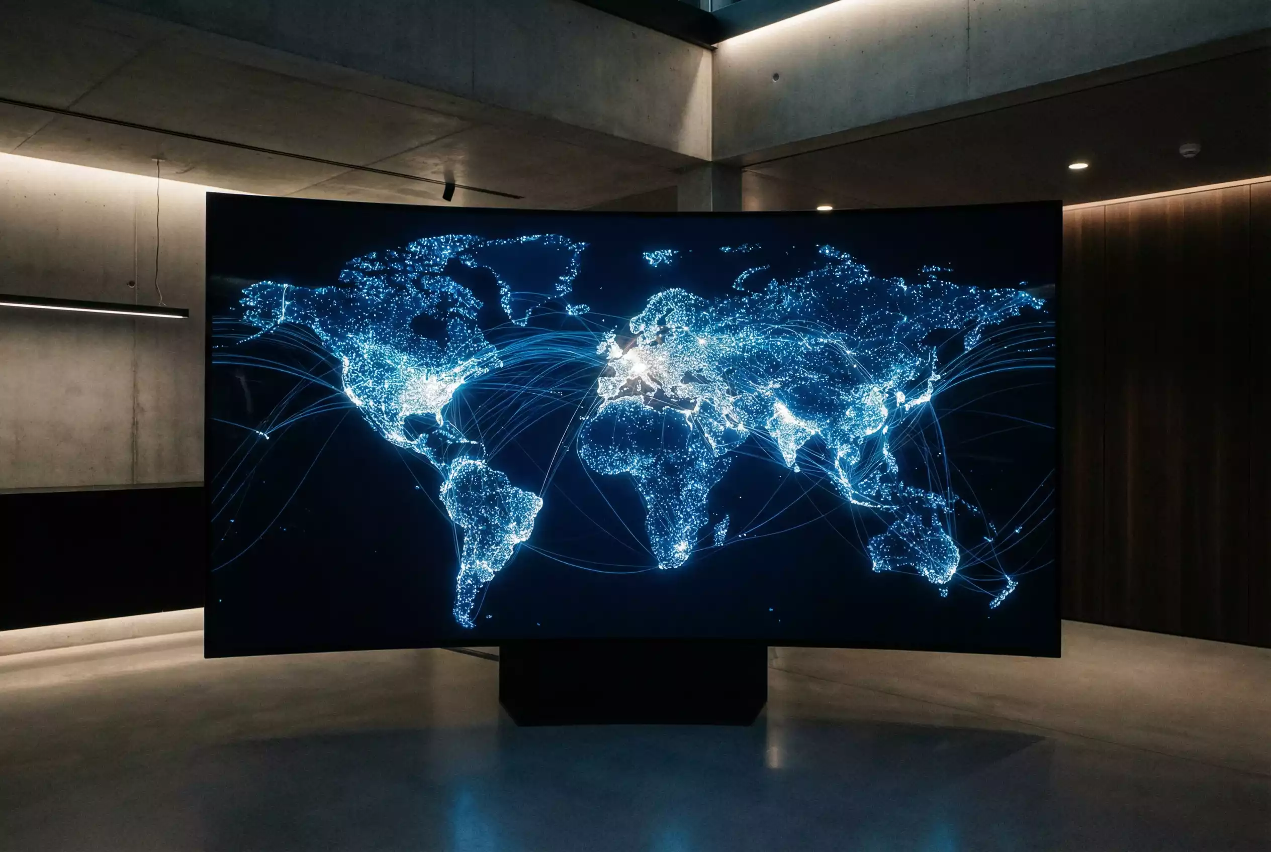 Weltkarte mit vernetzten Punkten symbolisiert globale Verbindungen