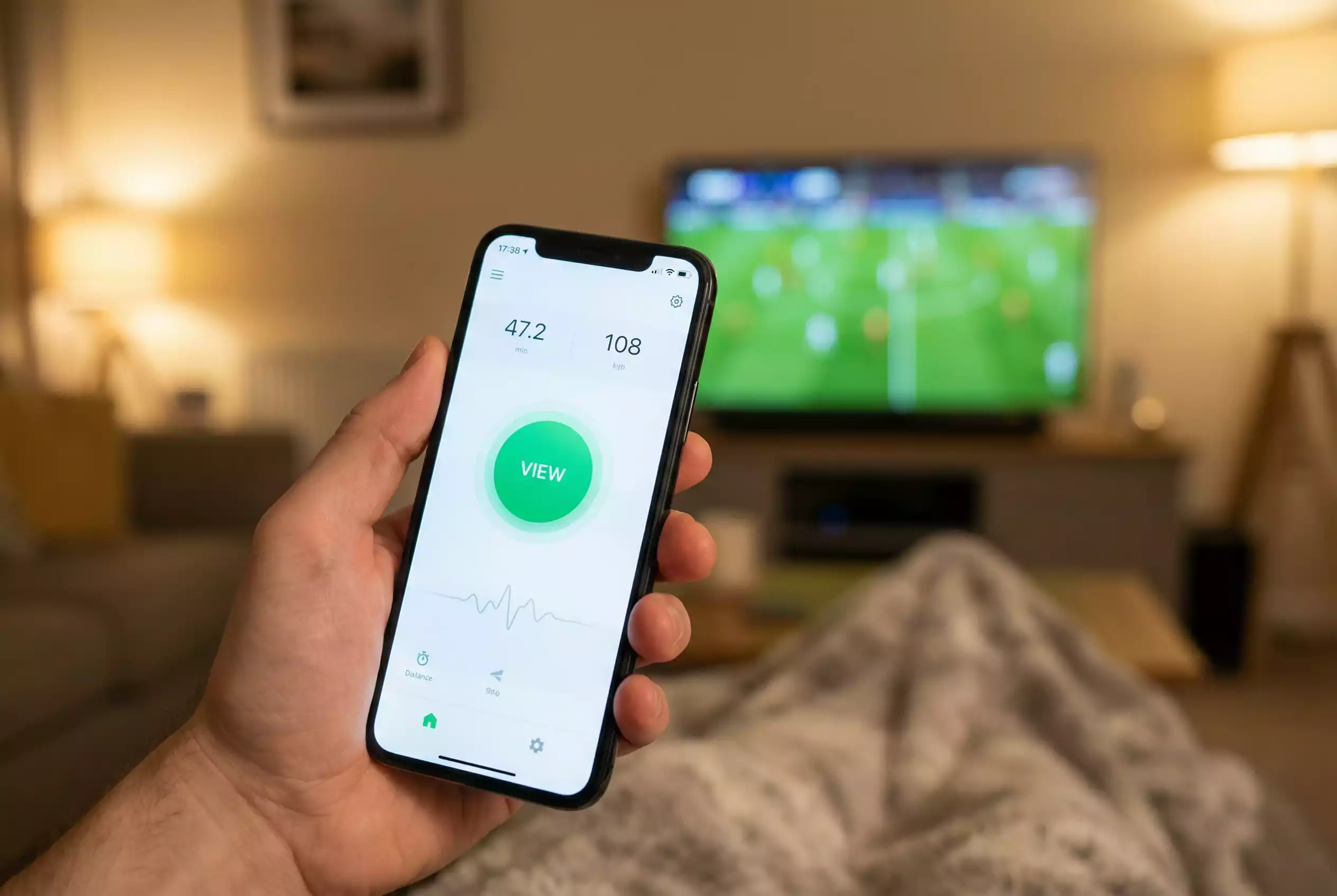 Hand hält Smartphone mit Wett-App und Cash-Out-Option