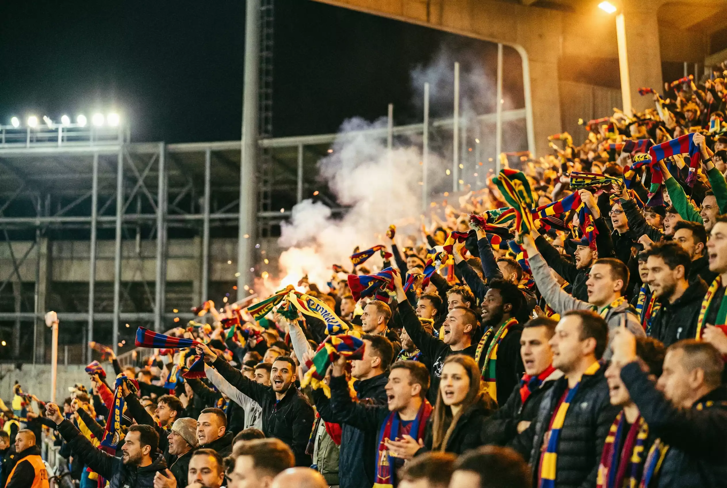 Volle Fussballtribüne mit begeisterten Fans in Stadionatmosphäre