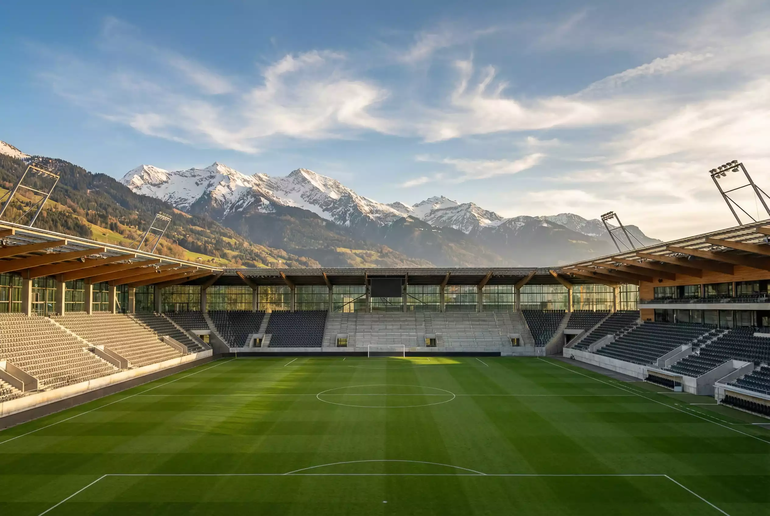 Schweizer Fussballstadion mit Alpenkulisse im Hintergrund