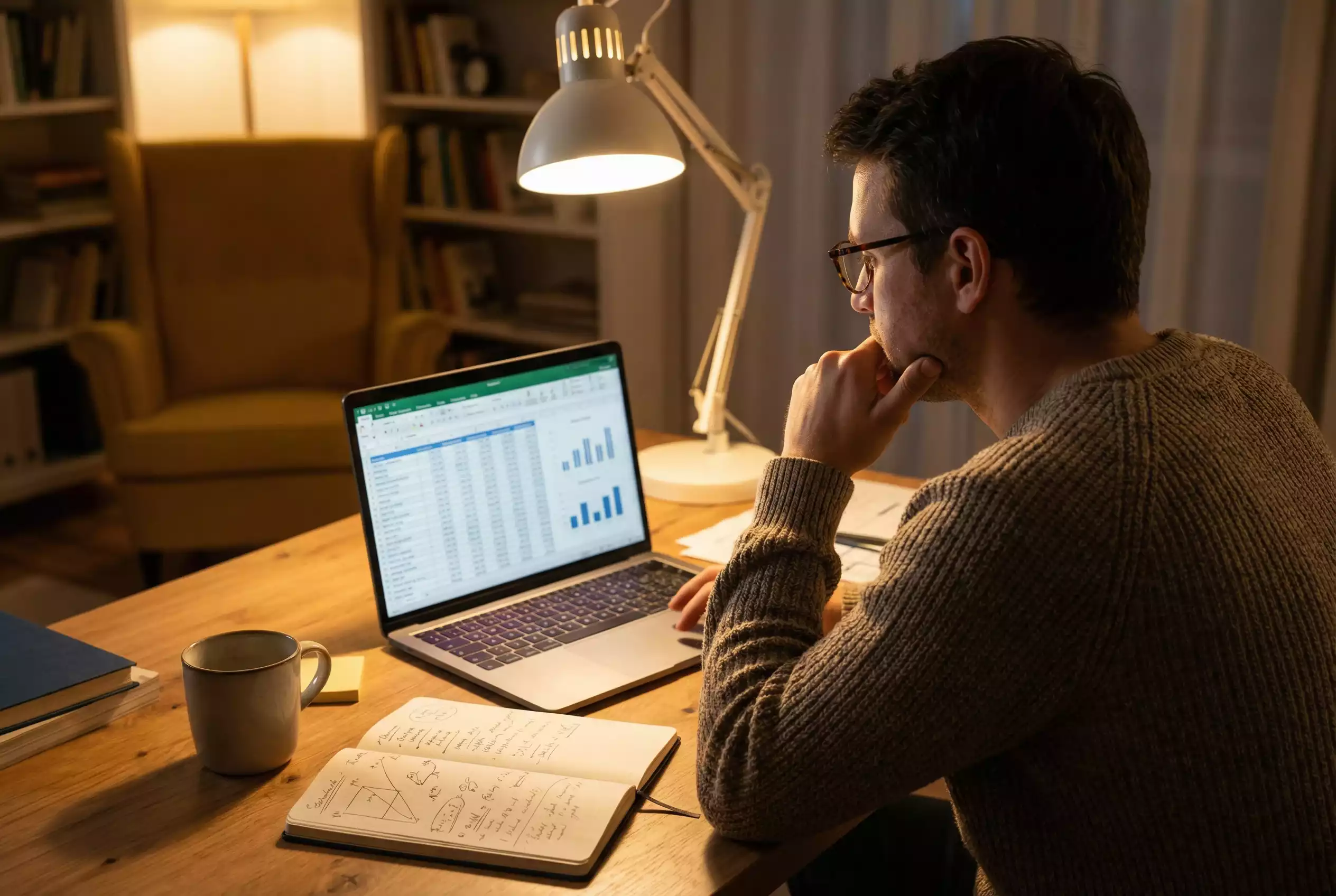 Person analysiert Sportdaten und Statistiken am Laptop