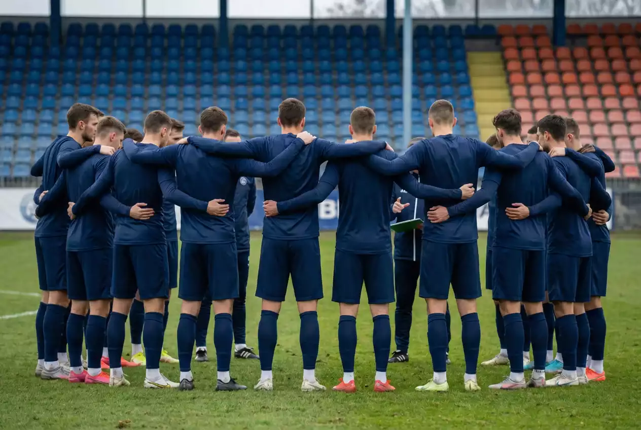 Fussballmannschaft bei der Teambesprechung vor dem Spiel