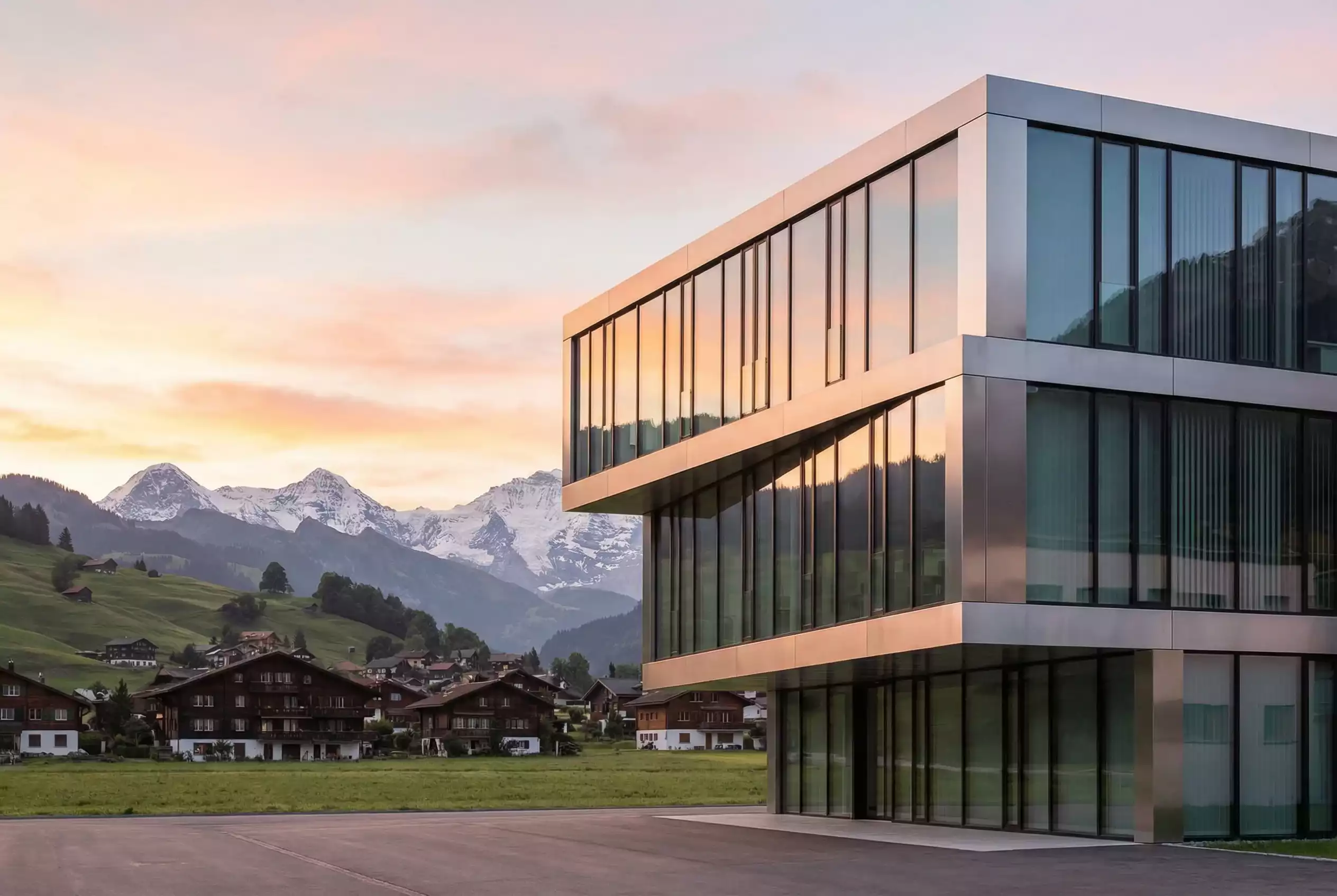 Moderne Schweizer Architektur bei Sonnenaufgang symbolisiert Zukunft